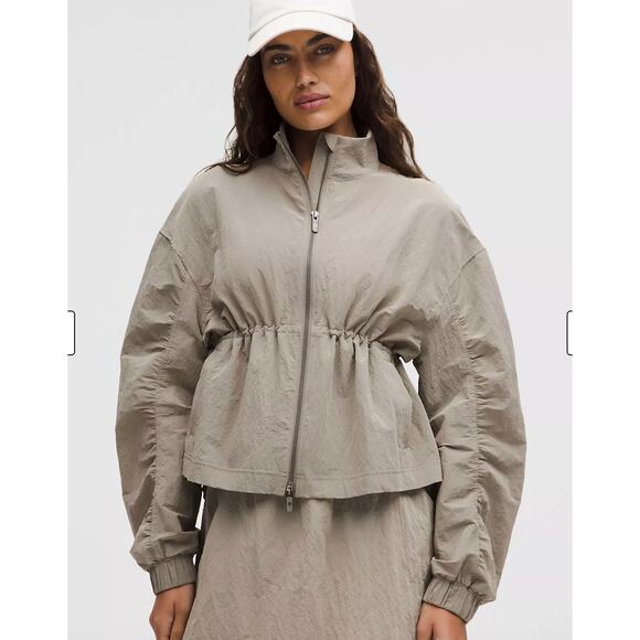 NWT Lululemon Crinkle Nylon Cinchable Jacket Sz M Warm Ash Grey MSRP $148 - Picture 2 of 5